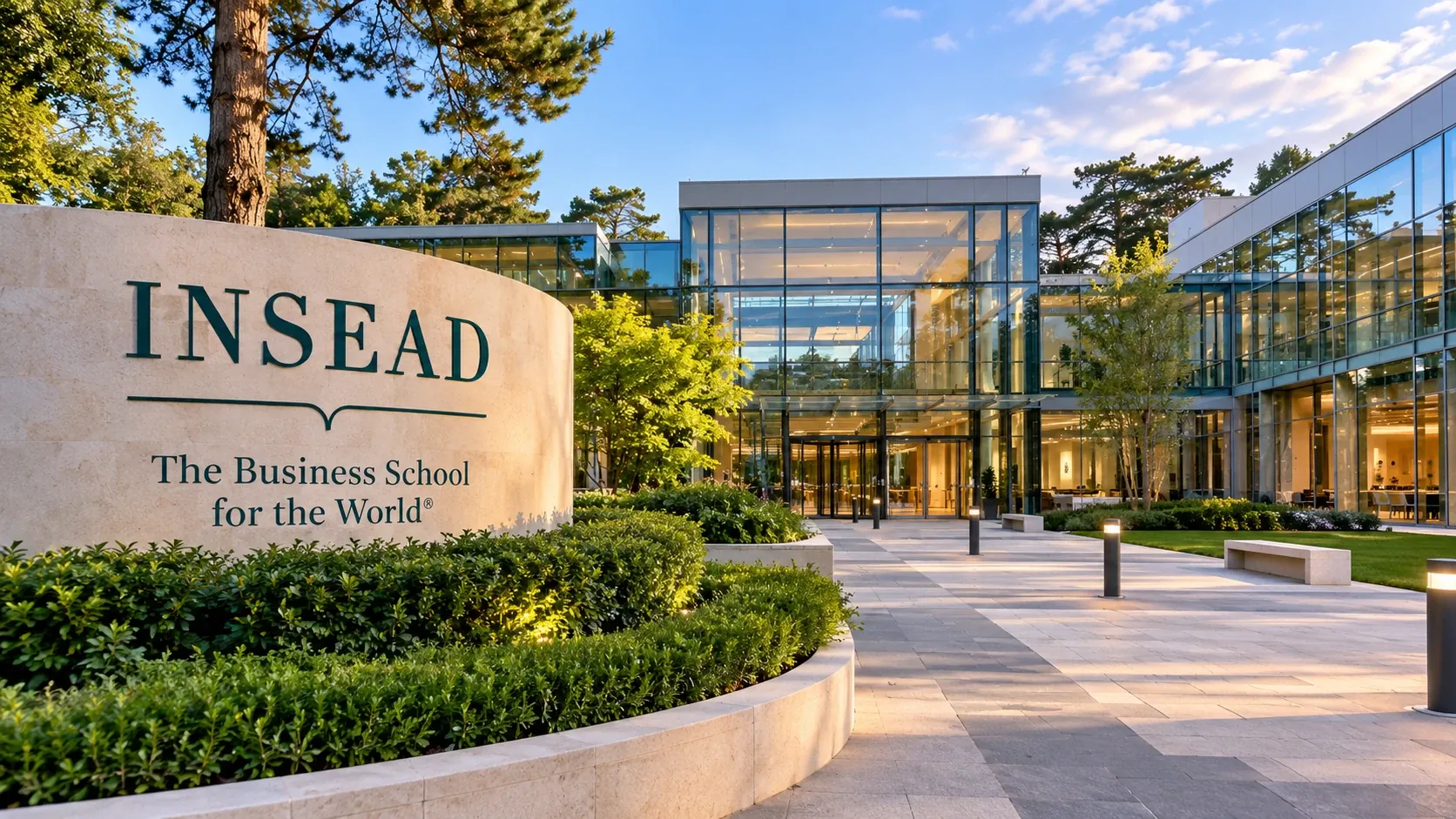 Entrée du campus INSEAD à Fontainebleau, bâtiment vitré et panneau « The Business School for the World »