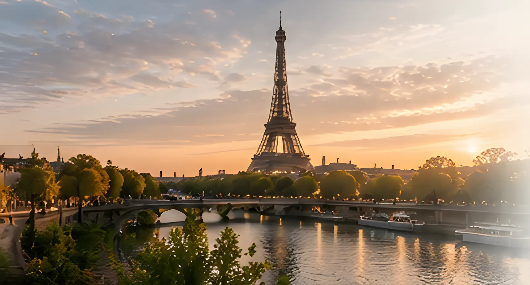 Tour Eiffel et la Seine illuminées par le soleil couchant